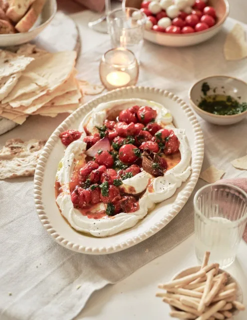 Labneh met geroosterde harissa-honingtomaten